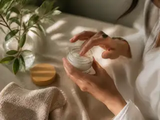 Front et sourcils d’un visage détendu, peau mate, ombre légère sous les cheveux, lumière douce