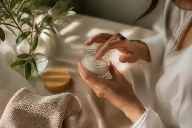 Front et sourcils d’un visage détendu, peau mate, ombre légère sous les cheveux, lumière douce