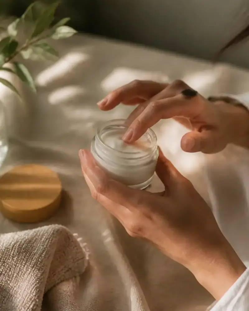 Front et sourcils d’un visage détendu, peau mate, ombre légère sous les cheveux, lumière douce